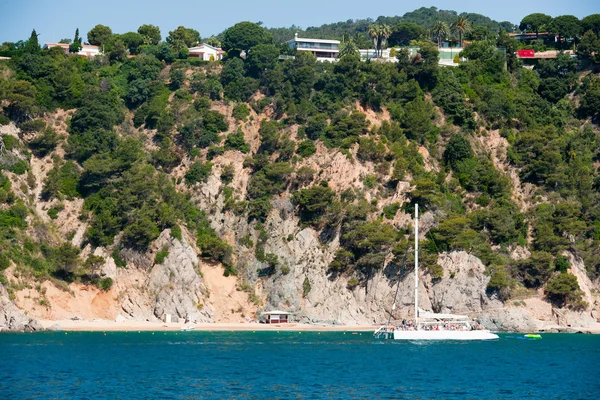 西班牙海岸与住宅和双体船帆艇 — 图库照片