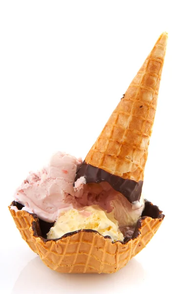 新鲜草莓和香草冰淇淋在德源涌华夫饼 — 图库照片
