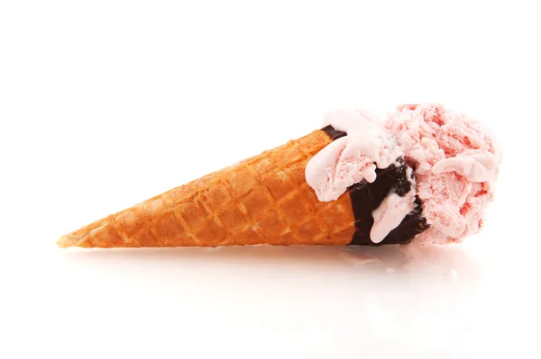 Cone de gelo de morango fresco — Fotografia de Stock