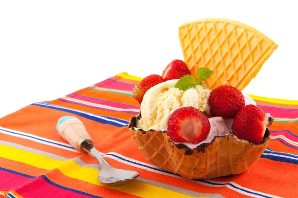 新鲜冰杯与草莓和华夫饼在夏天的颜色 — 图库照片