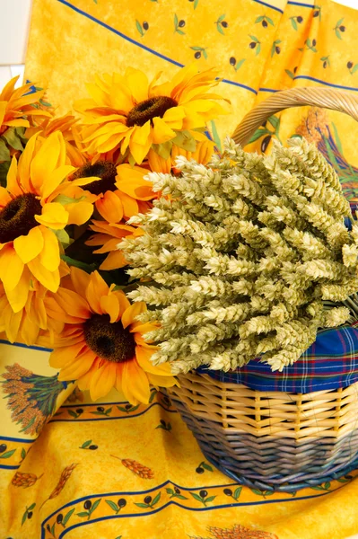 Bodegón Francés Con Diseño Provenza Con Flores Solares —  Fotos de Stock