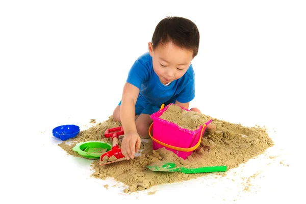 Китайский Мальчик Песком Играет Пляже Изолированы Над Белым — стоковое фото