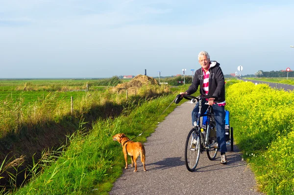 Man med sin hund på cykeln — Stockfoto