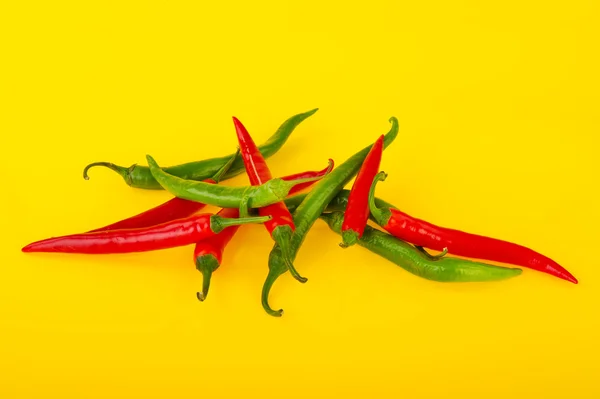 Rode en groene hete pepers — Stockfoto