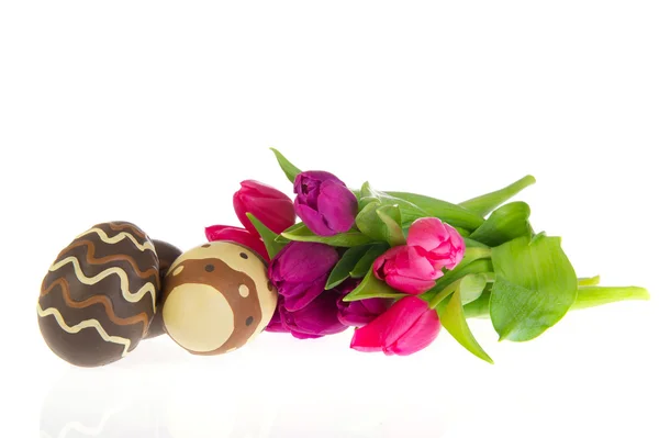 Chocolate easter eggs with tulips — Stock Photo, Image