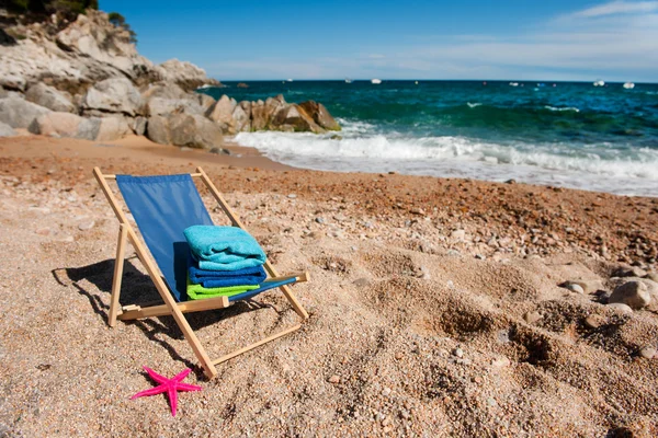 Порожнє крісло на пляжі — стокове фото