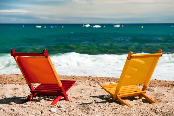 Chaises colorées vides à la plage — Photo