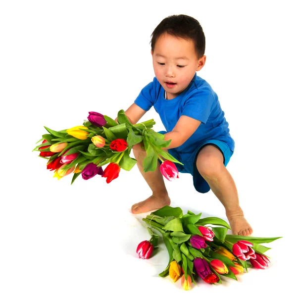 Азиатский мальчик с цветами — стоковое фото