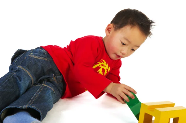 Çinli çocuk oyuncakları ile oynarken — Stok fotoğraf