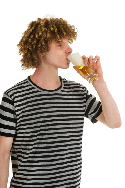 O rapaz está a beber cerveja. — Fotografia de Stock