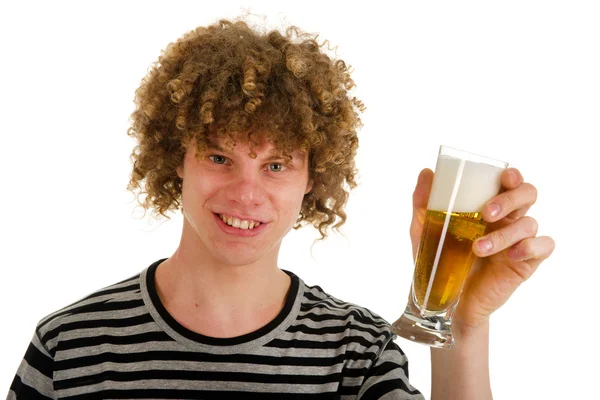 若い男の子はビールを飲んでいます。 — ストック写真