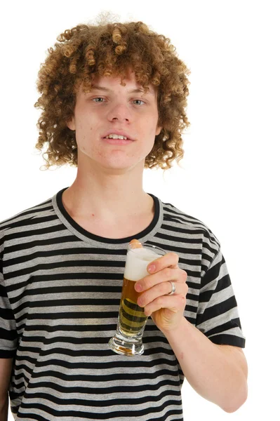 Молодий хлопчик п'є пиво — стокове фото