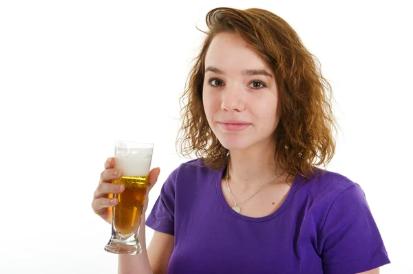 若い女の子はビールを飲んでいます。 — ストック写真