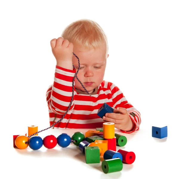 Niño jugando con cuentas —  Fotos de Stock