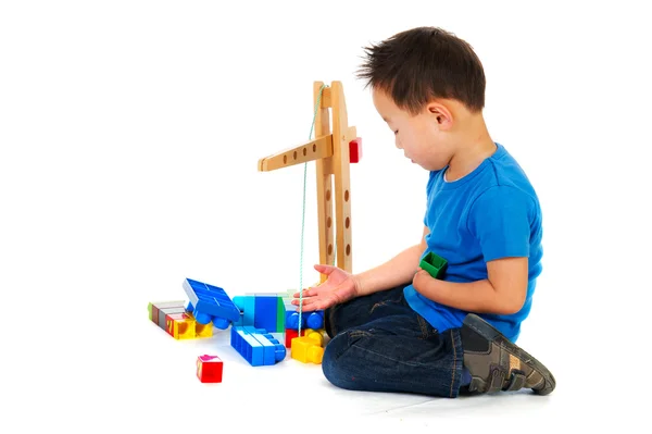 Menino chinês brincando com brinquedos — Fotografia de Stock