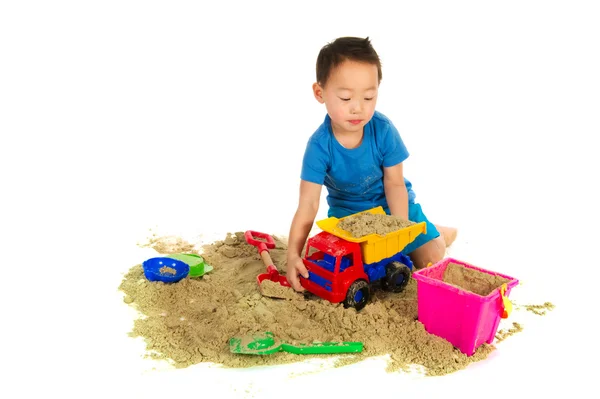 Китайский мальчик играет на песке — стоковое фото
