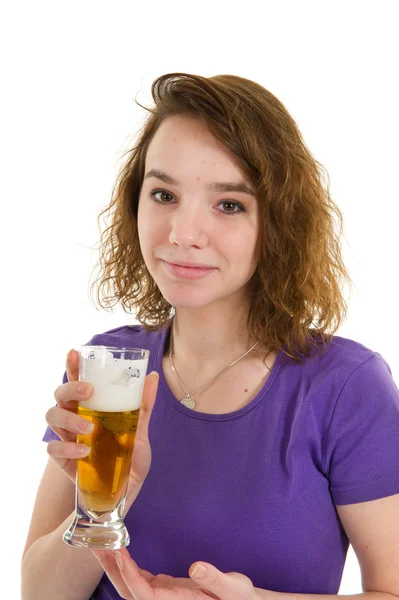 Mladá dívka je pití piva — Stock fotografie