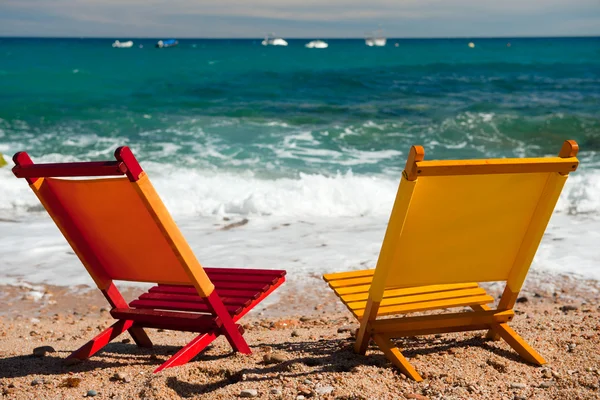 Άδειο πολύχρωμα καρέκλες στην παραλία — Φωτογραφία Αρχείου