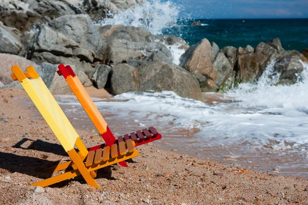 Cadeiras coloridas vazias na praia — Fotografia de Stock