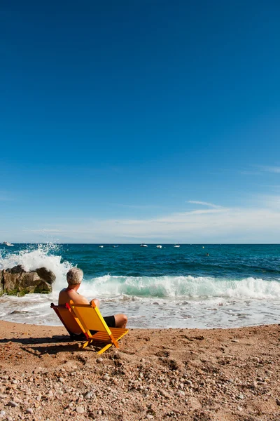 Літній чоловік на пляжі — стокове фото