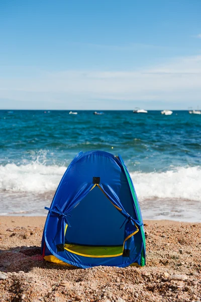 Barraca azul na praia — Fotografia de Stock