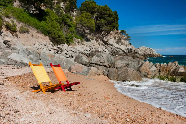 Kursi berwarna-warni kosong di pantai — Stok Foto