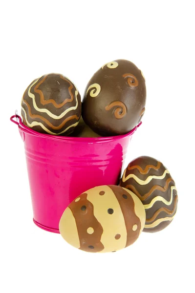 Ведро шоколадных пасхальных яиц — стоковое фото