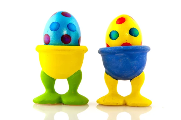 Ovos de páscoa coloridos em copos — Fotografia de Stock
