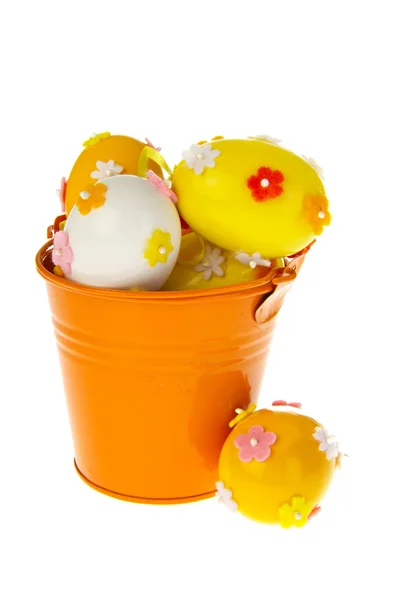 Secchio con uova di Pasqua — Foto Stock