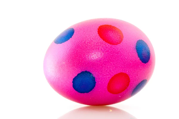 Розовое окрашенное пасхальное яйцо — стоковое фото