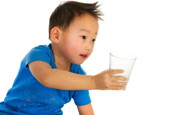 Çinli çocuk bardak içme ile — Stok fotoğraf