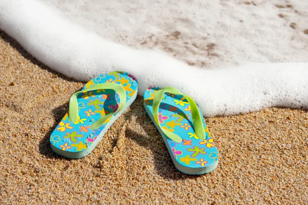 Flip flops at the beach — Stock Photo, Image