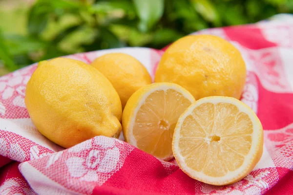 Натюрморт з лимонами — стокове фото