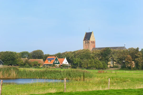 Kleines Dorf auf holländischer Insel — Stockfoto