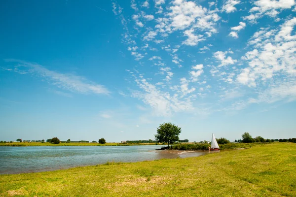 Paisagem fluvial na Holanda — Fotografia de Stock