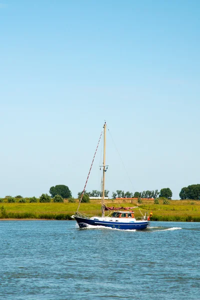 Hollanda'da nehir manzara — Stok fotoğraf