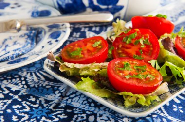 blauwe borden met verse tomaten