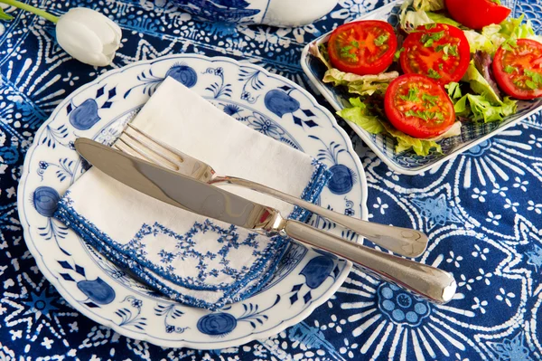 Blauwe borden met verse tomaten — Stok fotoğraf
