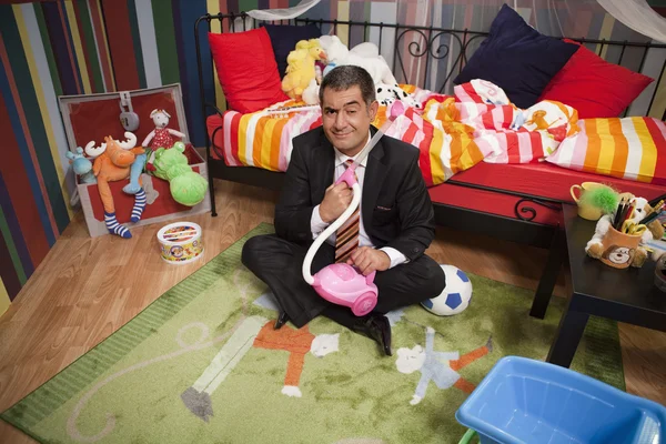 Ώριμος Άνδρας Πλήρες Κοστούμι Παίζοντας Στα Παιδιά Υπνοδωμάτιο Παιδικά Χιούμορ — Φωτογραφία Αρχείου