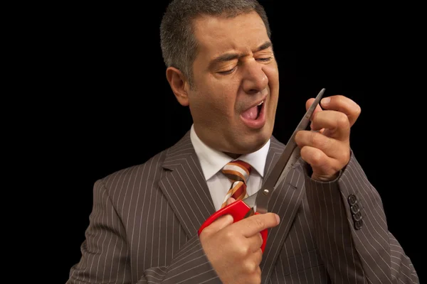 Biznesmen cięcia paznokci z ogromnym scisors boli humor — Zdjęcie stockowe