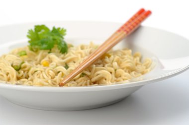 chopsticks oryantal tarzı noodle bir kase içinde closeup.