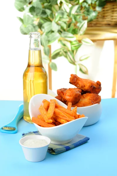 Knusprige Süßkartoffelfrites Serviert Mit Gebackenen Chicken Wings Und Bier — Stockfoto