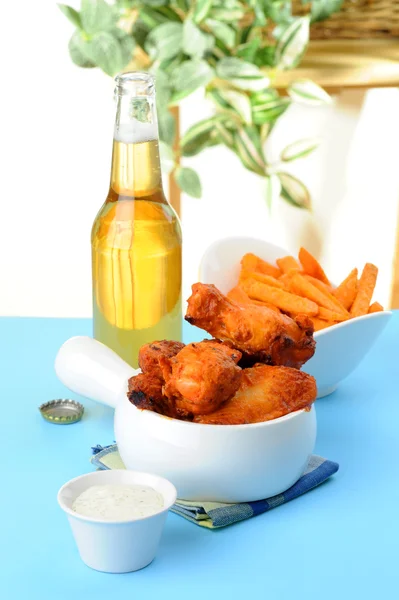Wings and Beer — Stock Photo, Image