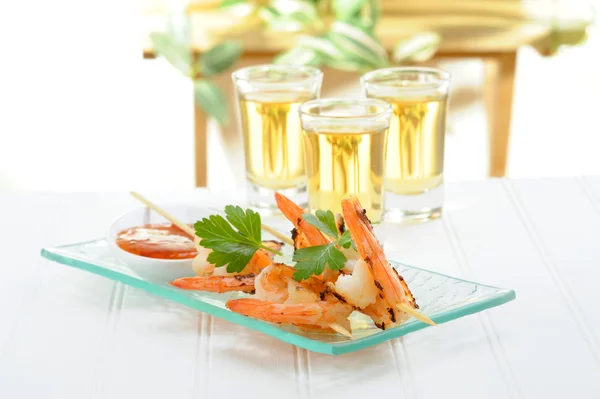 Brochetas Camarones Servidos Con Una Salsa Naranja Picante —  Fotos de Stock