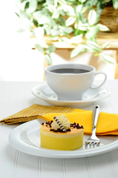 Delicioso Pastel Limón Servido Con Café Fresco —  Fotos de Stock