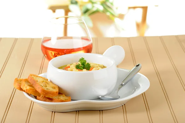 ぱりっとしたパンと自家製チキン ヌードル スープのボウル — ストック写真