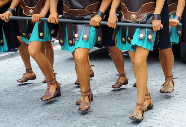 Atores fantasiados vestidos como velhos soldados romanos — Fotografia de Stock