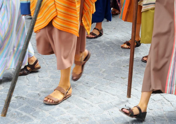 Прогулки в традиционных костюмах — стоковое фото