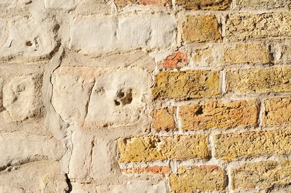 Antiguo muro de ladrillo amarillo —  Fotos de Stock