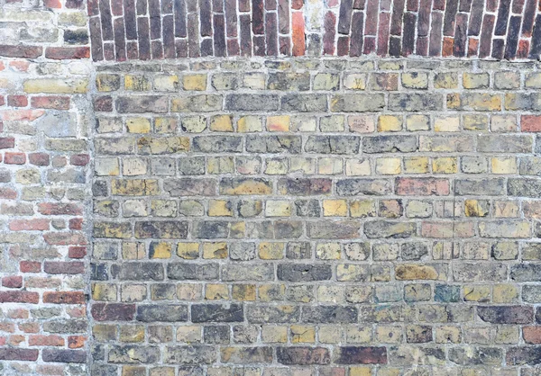 Старая кирпичная стена с различными узорами — стоковое фото